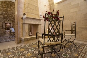 Suite Junior (2 people) | Coin séjour | Télévision de 20 cm avec chaînes par satellite