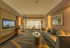 Minibar, desk, cribs/infant beds, Internet