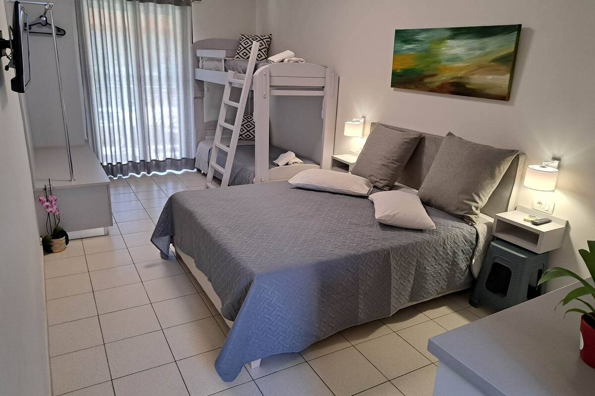 quadruple room (with bunk bed) | free wifi, bed sheets
