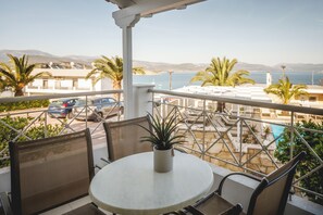 Quadruple Room (with Bunk Bed) | Balcony view - Hotel Aretoysa (Nafplio)