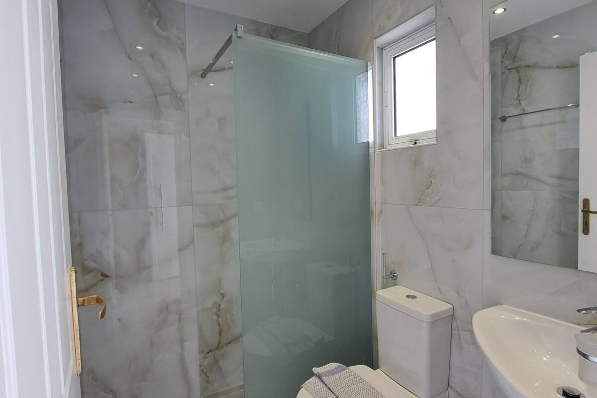 deep-soaking bathtub, hair dryer, towels