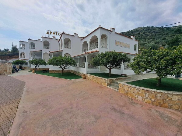 Property grounds - Hotel Aretoysa (Nafplio)