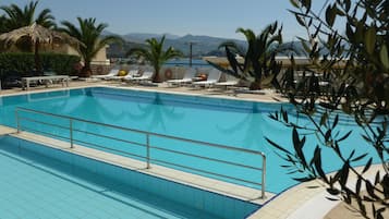 Una piscina al aire libre de temporada