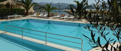 Een seizoensgebonden buitenzwembad