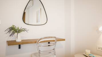 Premium bedding, in-room safe, iron/ironing board, free WiFi