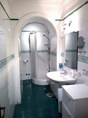Doppelzimmer | Badezimmer | Duschwanne, Komfortbadewanne, kostenlose Toilettenartikel, Haartrockner