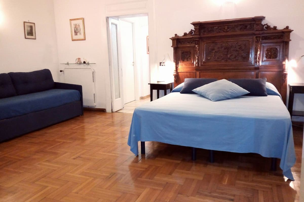 Double Room | In-room safe, desk, soundproofing, iron/ironing board