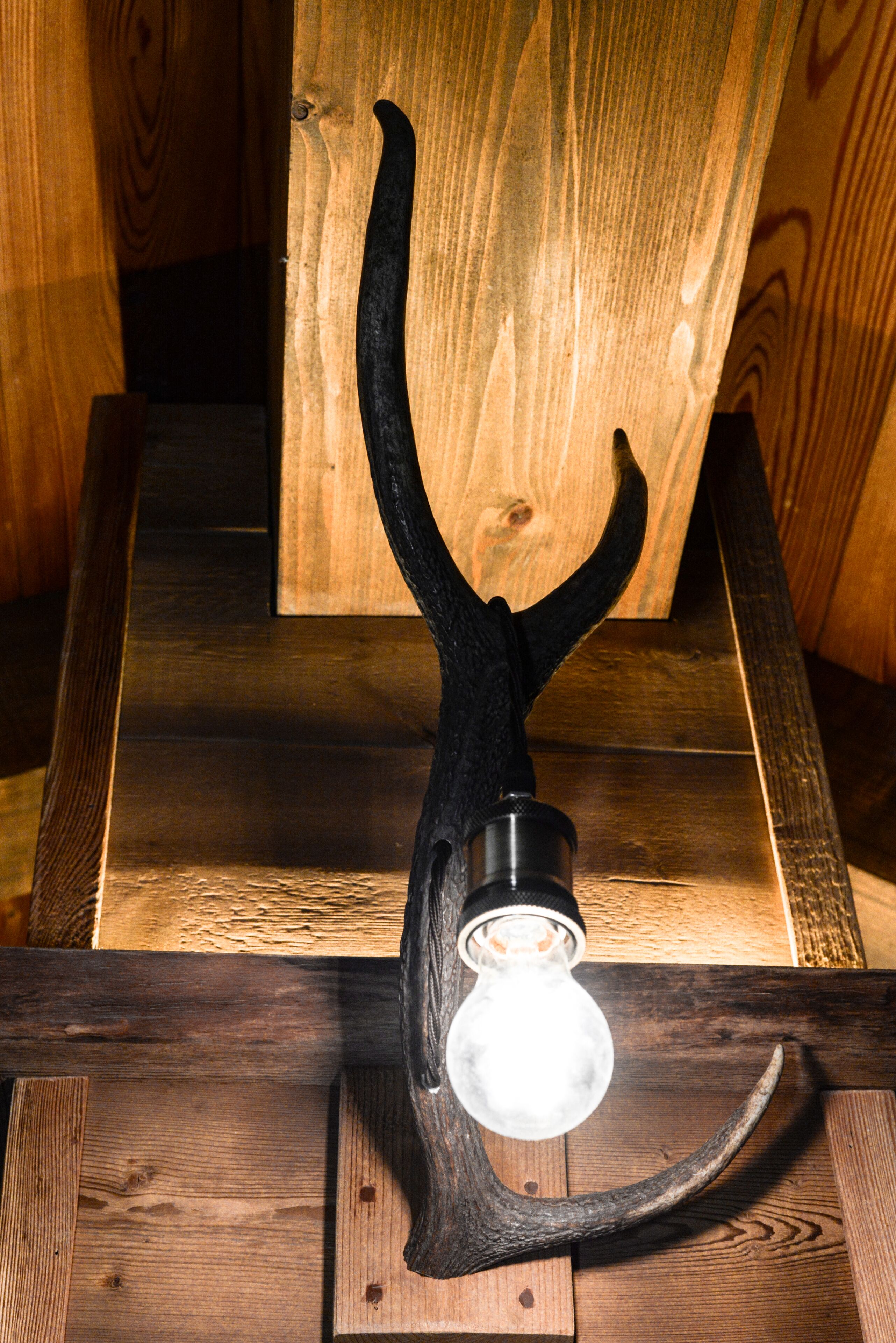 Un tavolo in legno rustico con una lampada in metallo nero.