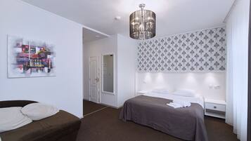 Ein modernes Hotelzimmer mit Bett, Nachttisch und einem großen Fenster.