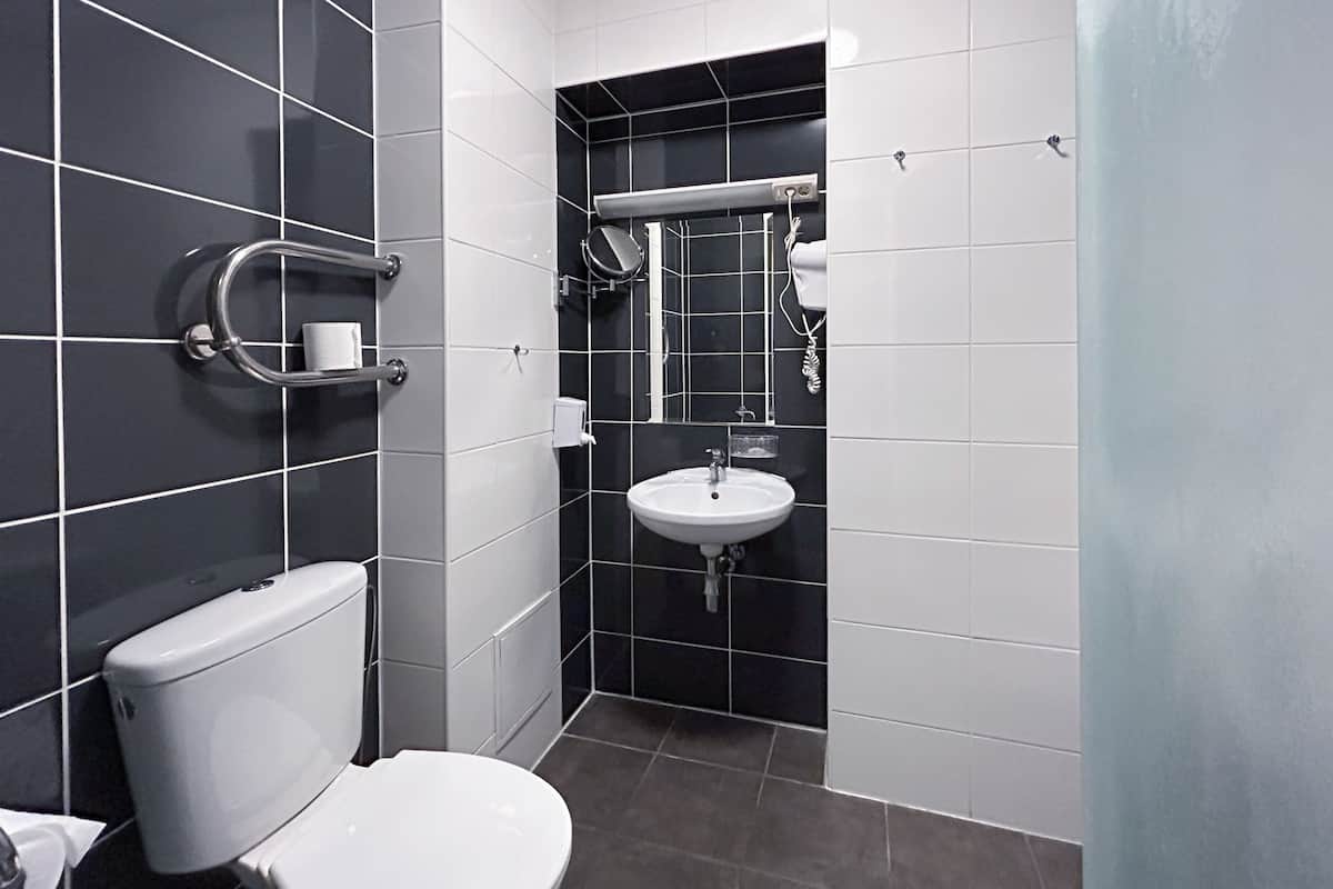 standard quadruple room | bathroom | shower, hair dryer, towels, soap