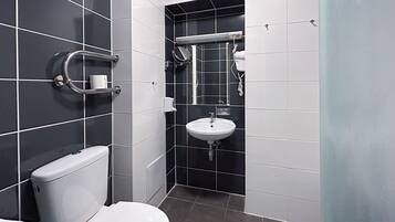 Habitación cuádruple estándar | Baño | Regadera, secadora de cabello, toallas, jabón