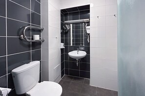 Standard-Vierbettzimmer | Badezimmer | Dusche, Haartrockner, Handtücher, Seife