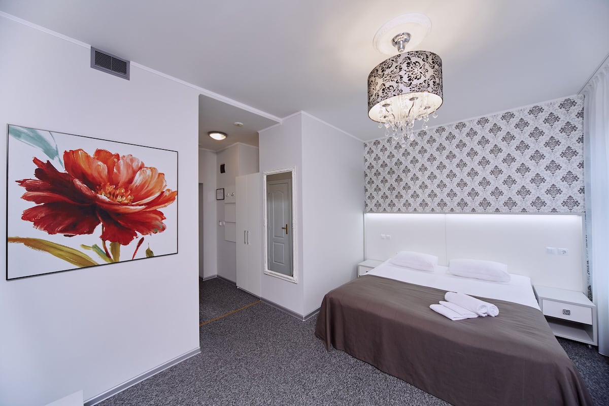 superior double or twin room | 1 bedroom, desk, laptop workspace, iron/ironing board