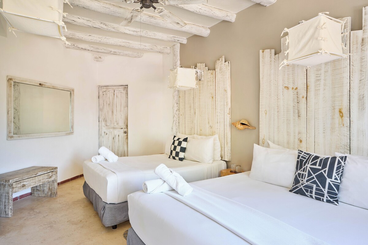 Habitación cuádruple familiar | Caja fuerte, wifi gratis, ropa de cama