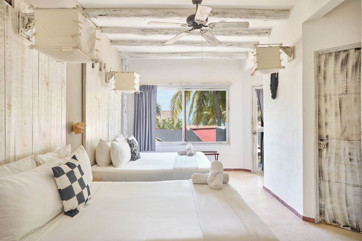 Habitación cuádruple Premium, vistas a la piscina | Caja fuerte, wifi gratis, ropa de cama