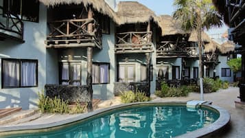 Habitación Deluxe, vistas parciales al mar | Caja fuerte, wifi gratis, ropa de cama