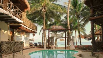 2 Außenpools, geöffnet von 09:00 Uhr bis 18:30 Uhr, Liegestühle