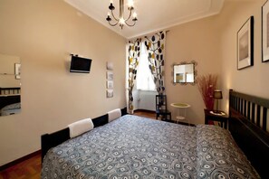 Double Room, Shared Bathroom | Down duvets, in-room safe, individually decorated - Bed & Breakfast Calisto 6 (Rome)