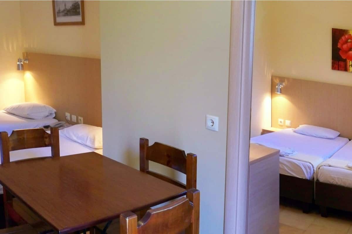 Familienstudio (for 4 people) | Essbereich im Zimmer