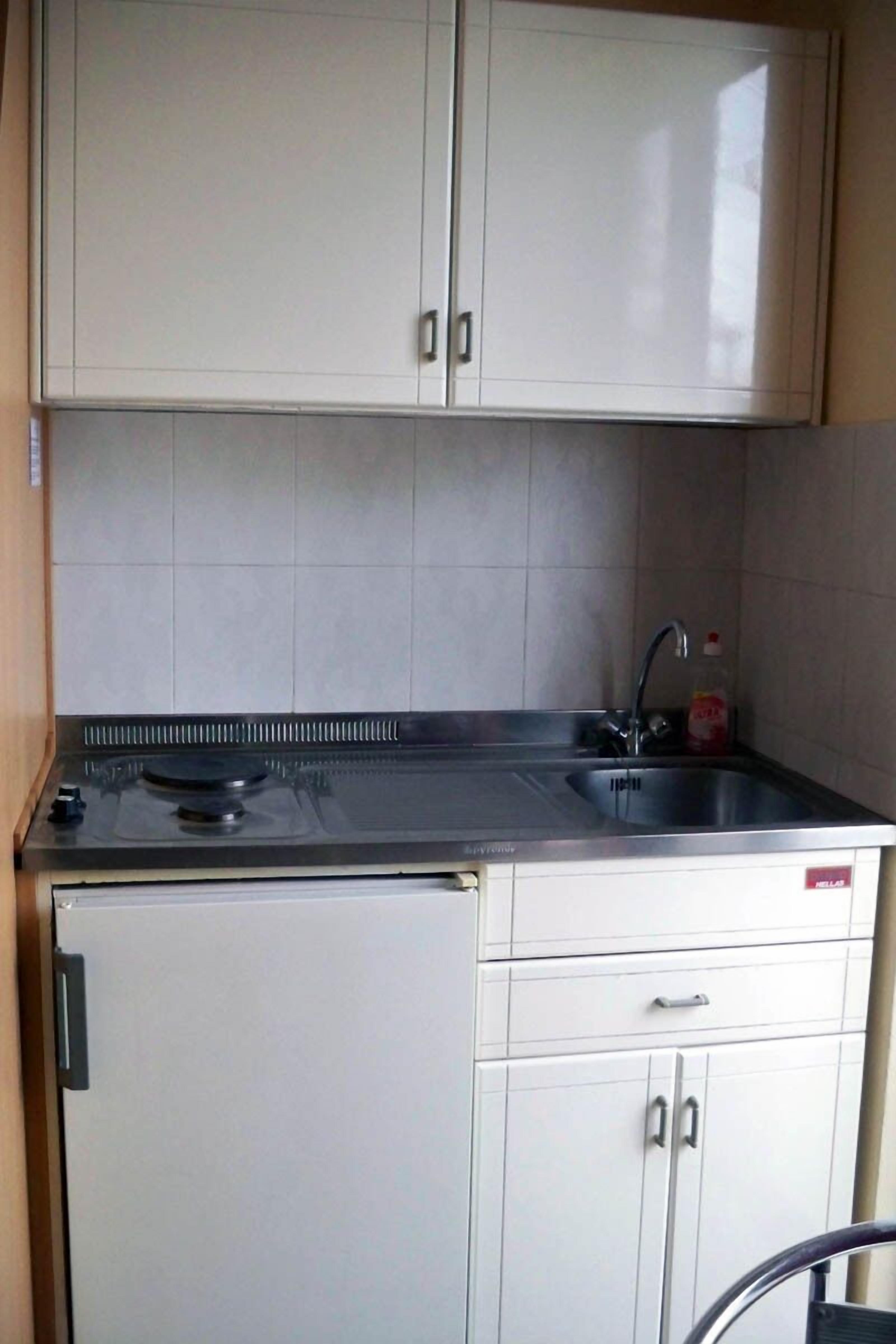 fridge, stovetop, electric kettle, cookware/dishes/utensils