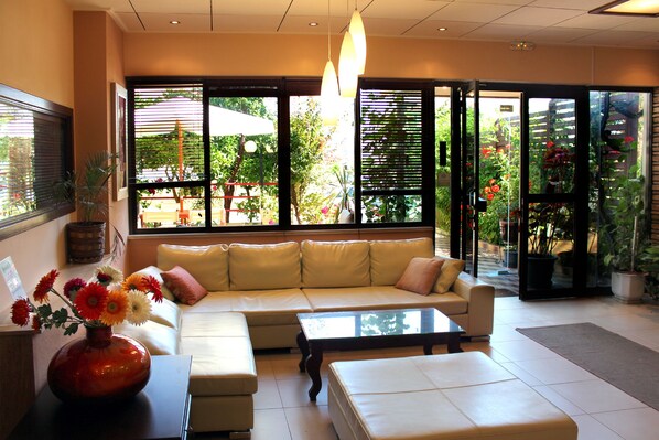 Coin salon dans le hall