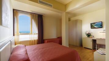 Minibar con snack e bevande gratuite, una cassaforte in camera