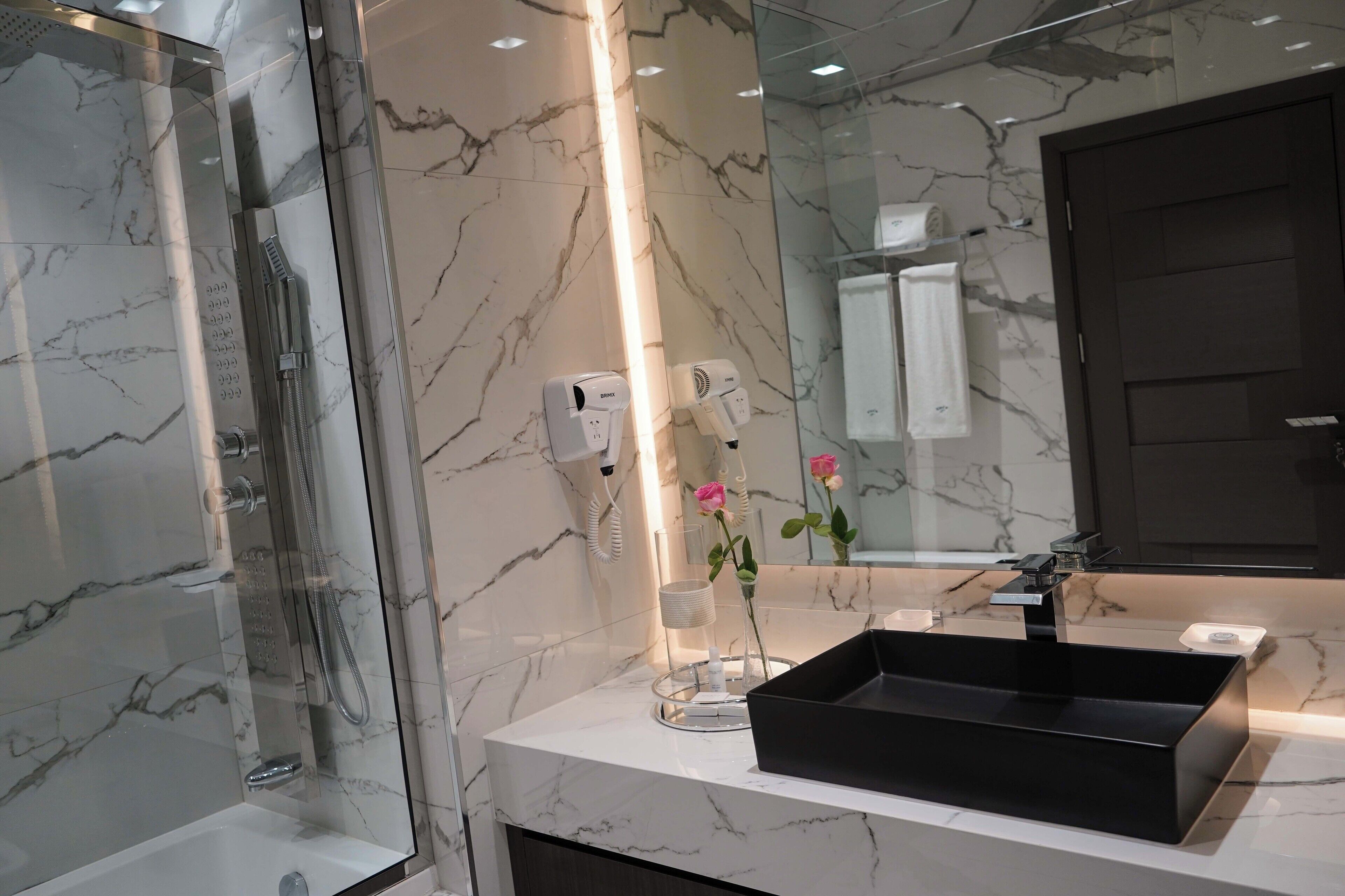 Appartement Premium, 1 chambre, vue mer | Salle de bain | Ensemble douche/baignoire, articles de toilette gratuits, sèche-cheveux