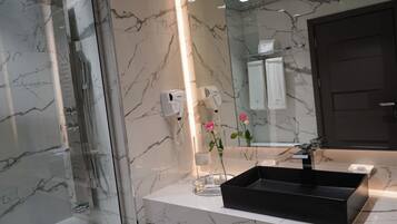 Appartement Premium, 1 chambre, vue mer | Salle de bain | Ensemble douche/baignoire, articles de toilette gratuits, sĂšche-cheveux