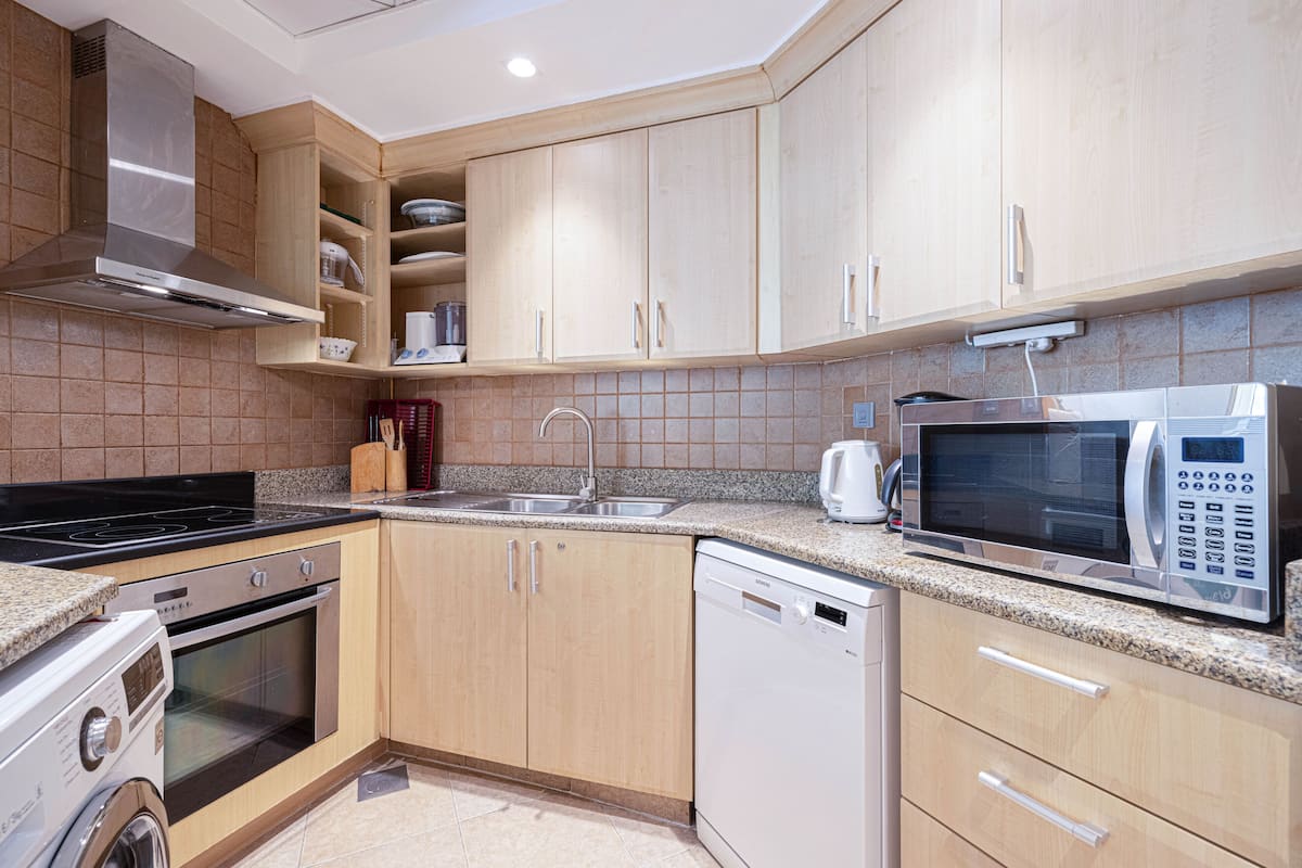 Coffee/tea maker, full-sized fridge, microwave, stovetop