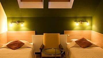 Caja fuerte, escritorio, camas supletorias y Internet por cable gratuito