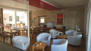 Lobby sitting area - L'Hotel de Loctudy (Loctudy)