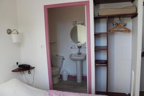 Dusj, toalettartikler (inkludert), hårføner og håndklær