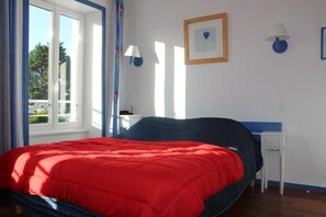 Desk, iron/ironing board, free WiFi - L'Hotel de Loctudy (Loctudy)