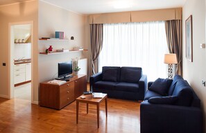 Minibar, caja de seguridad en la habitación y escritorio 