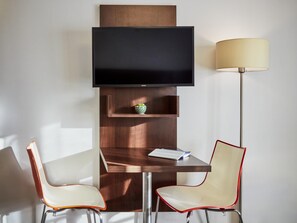 สตูดิโอ, เตียงใหญ่ 1 เตียง | เครื่องนอนป้องกันสาร  ก่อภูมิแพ้, ห้องเก็บเสียง, Wi-Fi ฟรี, ผ้าปูที่นอน