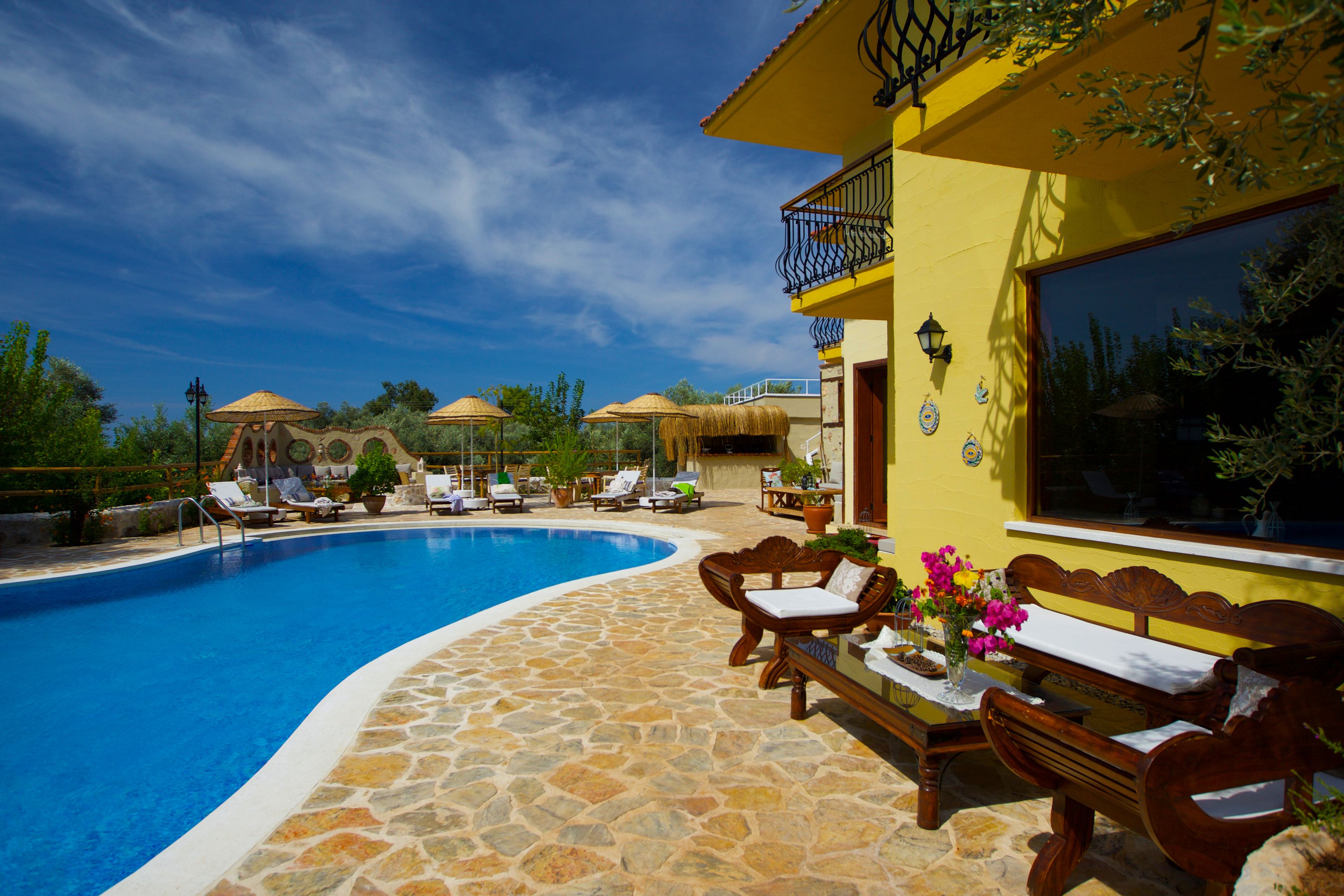 4 ulkouima-allasta, aurinkovarjoja, aurinkotuoleja