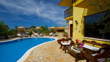 4 ulkouima-allasta, aurinkovarjoja, aurinkotuoleja