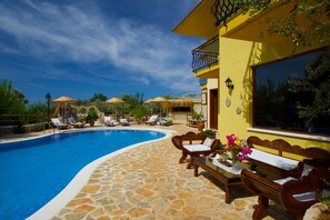 4 buitenzwembaden, parasols bij het zwembad en ligstoelen