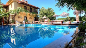 4 udendørs pools, parasoller, liggestole