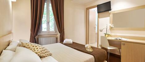 Camera doppia | Una scrivania, Wi-Fi gratuito, lenzuola