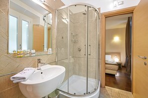 Desk, free WiFi, bed sheets - La Piccola Maison (Rome)