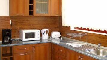 Lemari es, microwave, kompor, dan mesin pembuat kopi/teh
