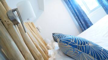 Comfort Double Room, Ensuite (baignoire) | 1 bedroom, individually decorated, iron/ironing board