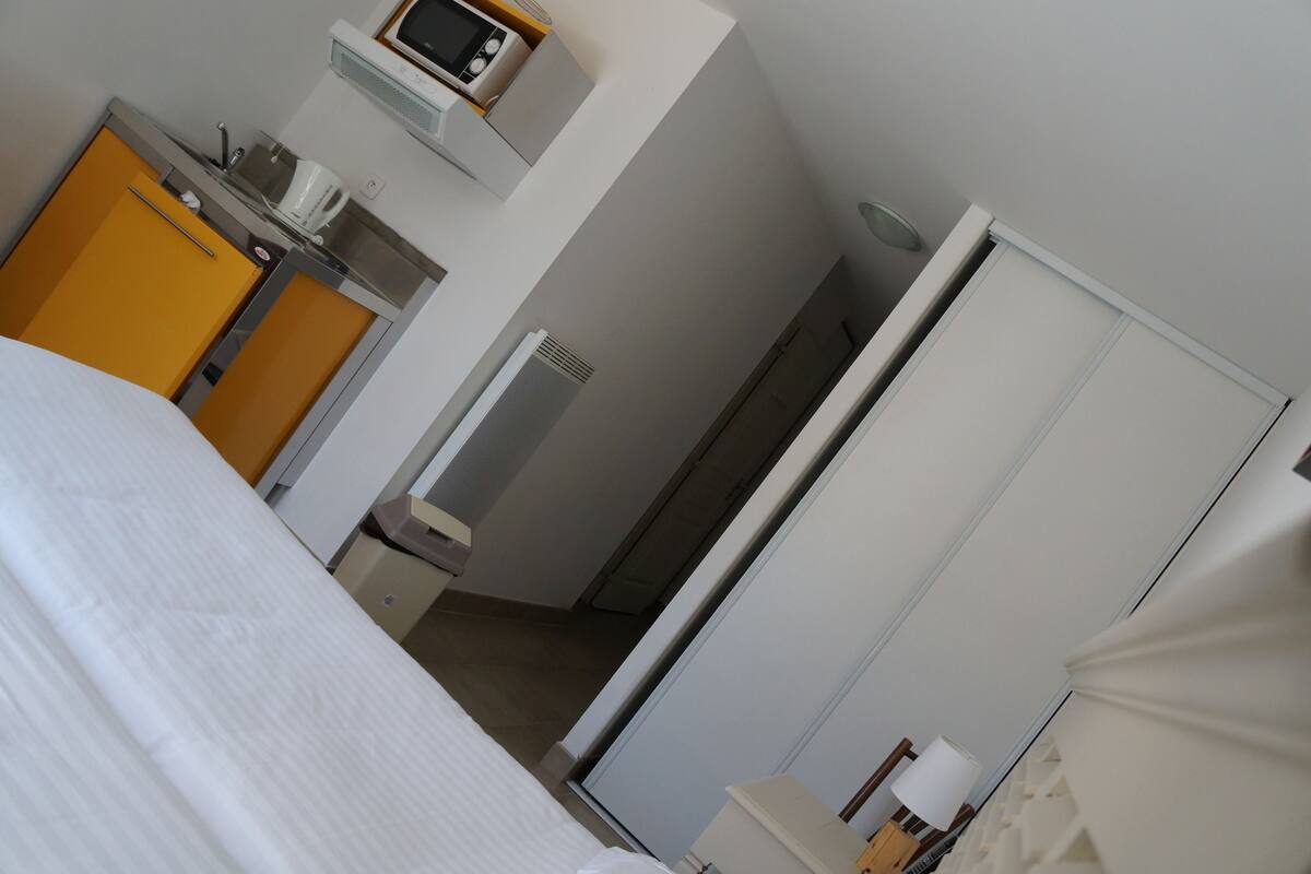 studio, ensuite (confort studios 1/2) | 1 bedroom, individually decorated, iron/ironing board