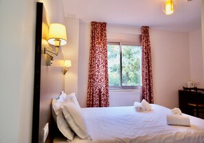 Doppelzimmer, mit Bad (Standard 1/2 pax) | 1 Schlafzimmer, individuell dekoriert, Bügeleisen/Bügelbrett