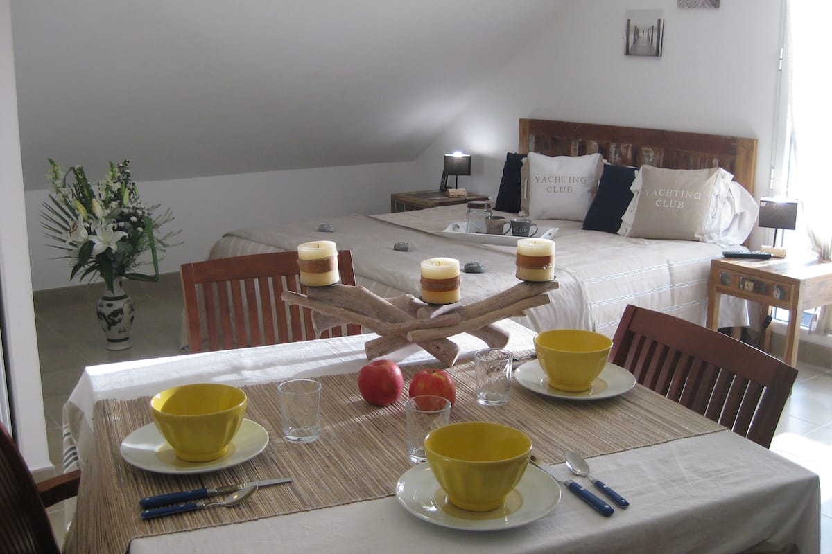 family studio, ensuite (junior suite 1/4 pax) | 1 bedroom, individually decorated, iron/ironing board