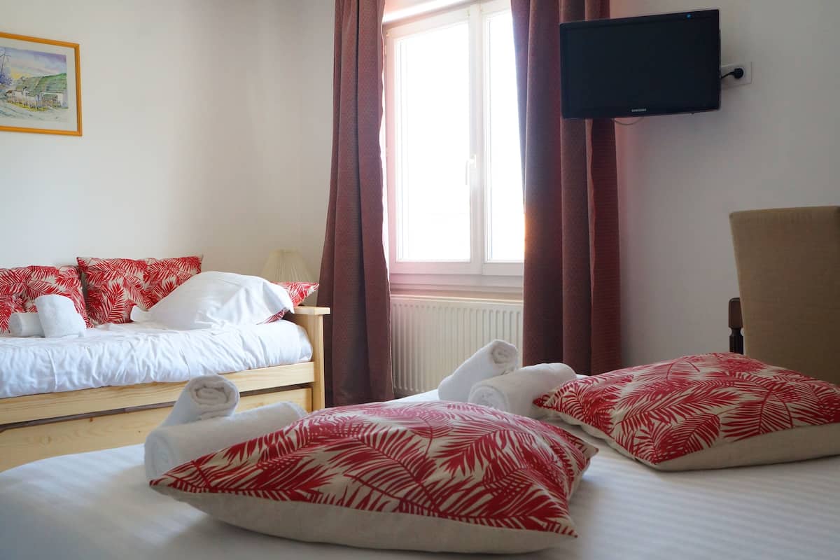 Comfort Double Room, Ensuite (Chambre ) | 1 bilik tidur, dihias secara berasingan, seterika/papan seterika