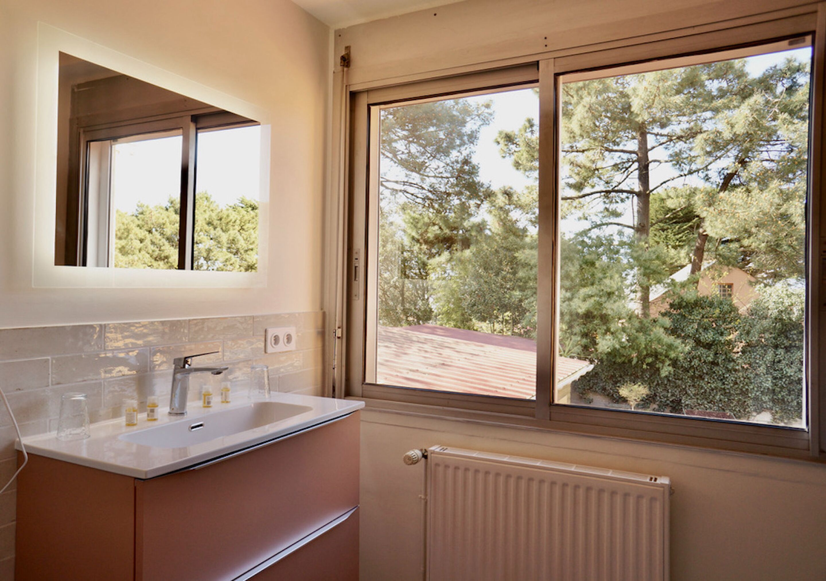 studio, ensuite (confort studios 1/2) | bathroom | hair dryer, towels, soap, shampoo