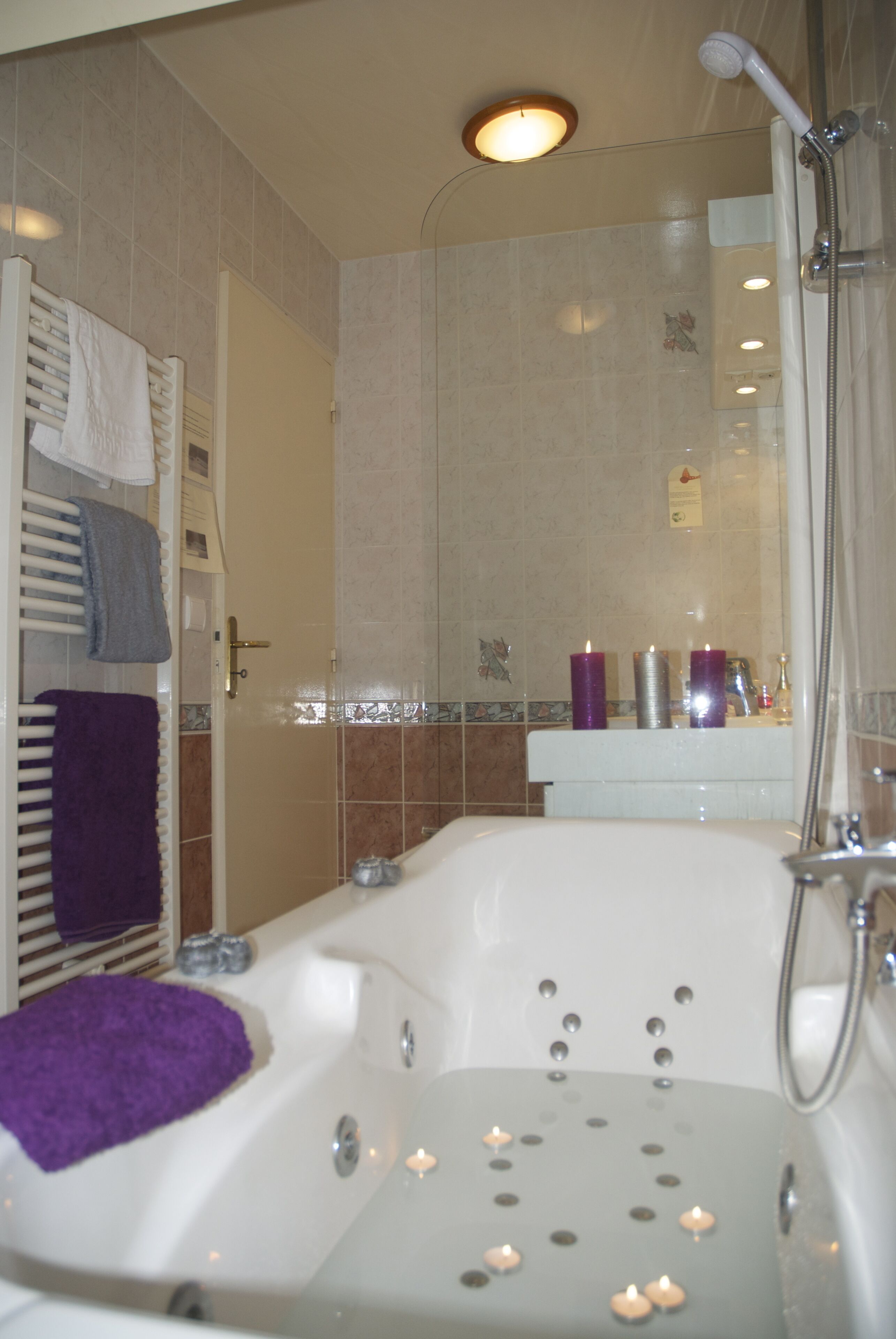comfort double room, ensuite (baignoire) | bathroom | hair dryer, towels, soap, shampoo