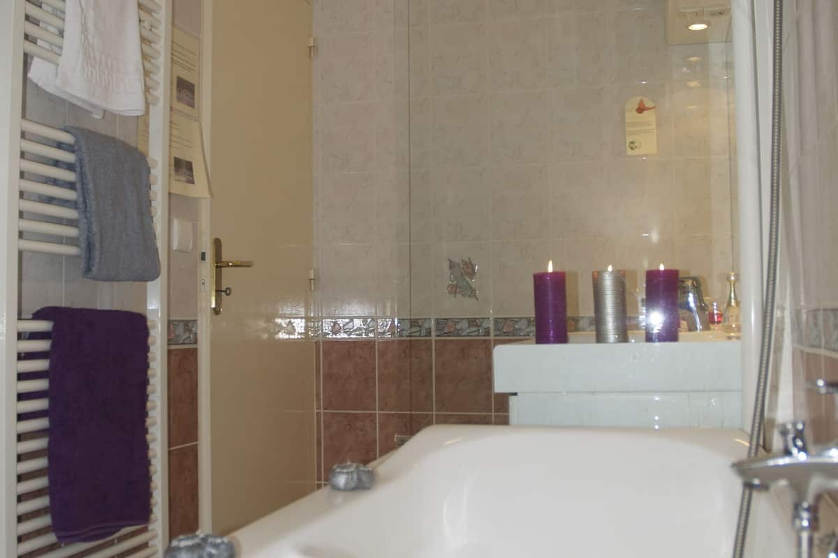 comfort double room, ensuite (baignoire) | bathroom | hair dryer, towels, soap, shampoo